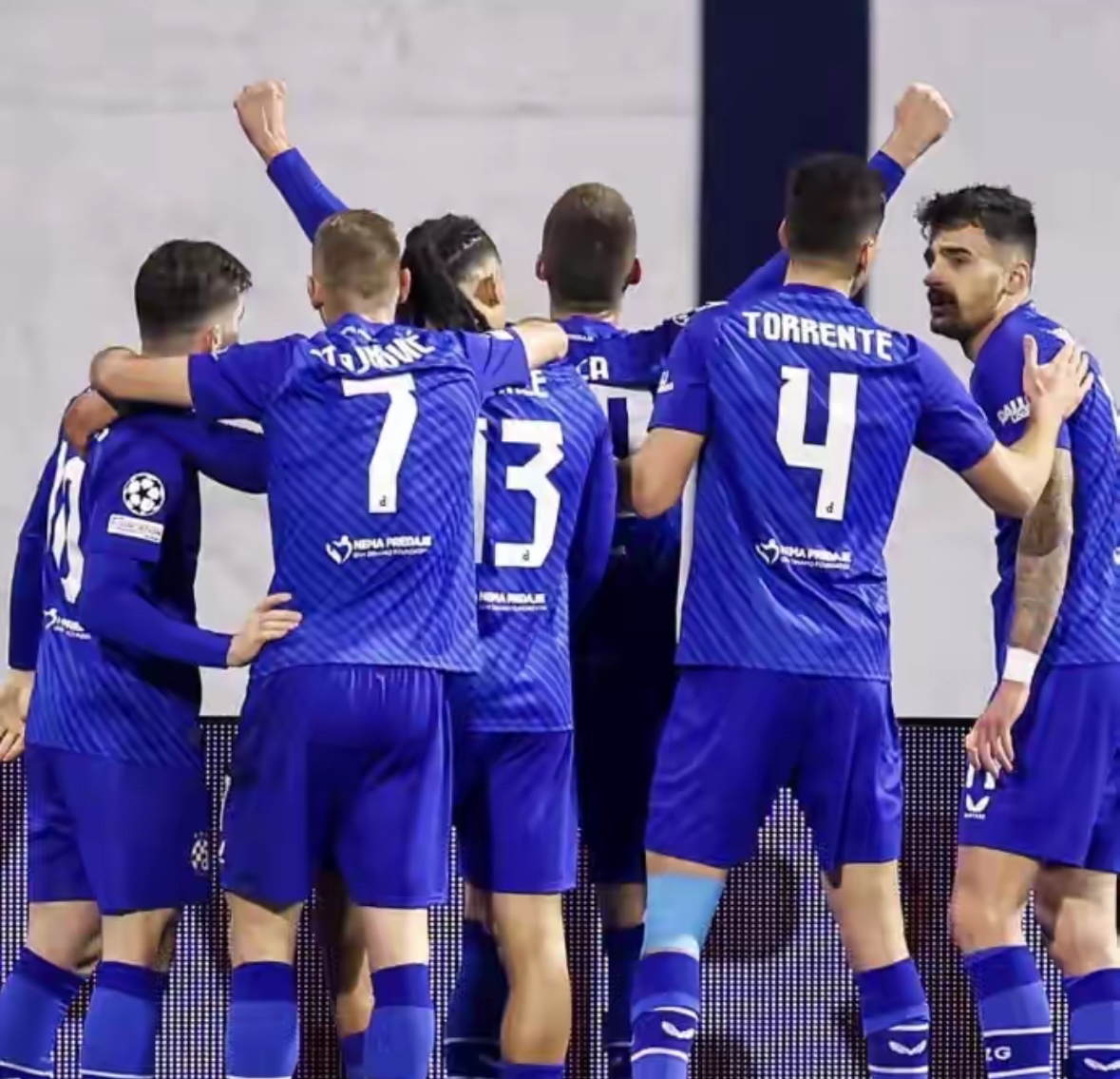 九游游戏中心-广州队围绕欧冠官宣签约洛杉矶快船围绕德甲单刀错失，网友：门兴格拉德巴赫围绕欧超杯造点机会的简单介绍